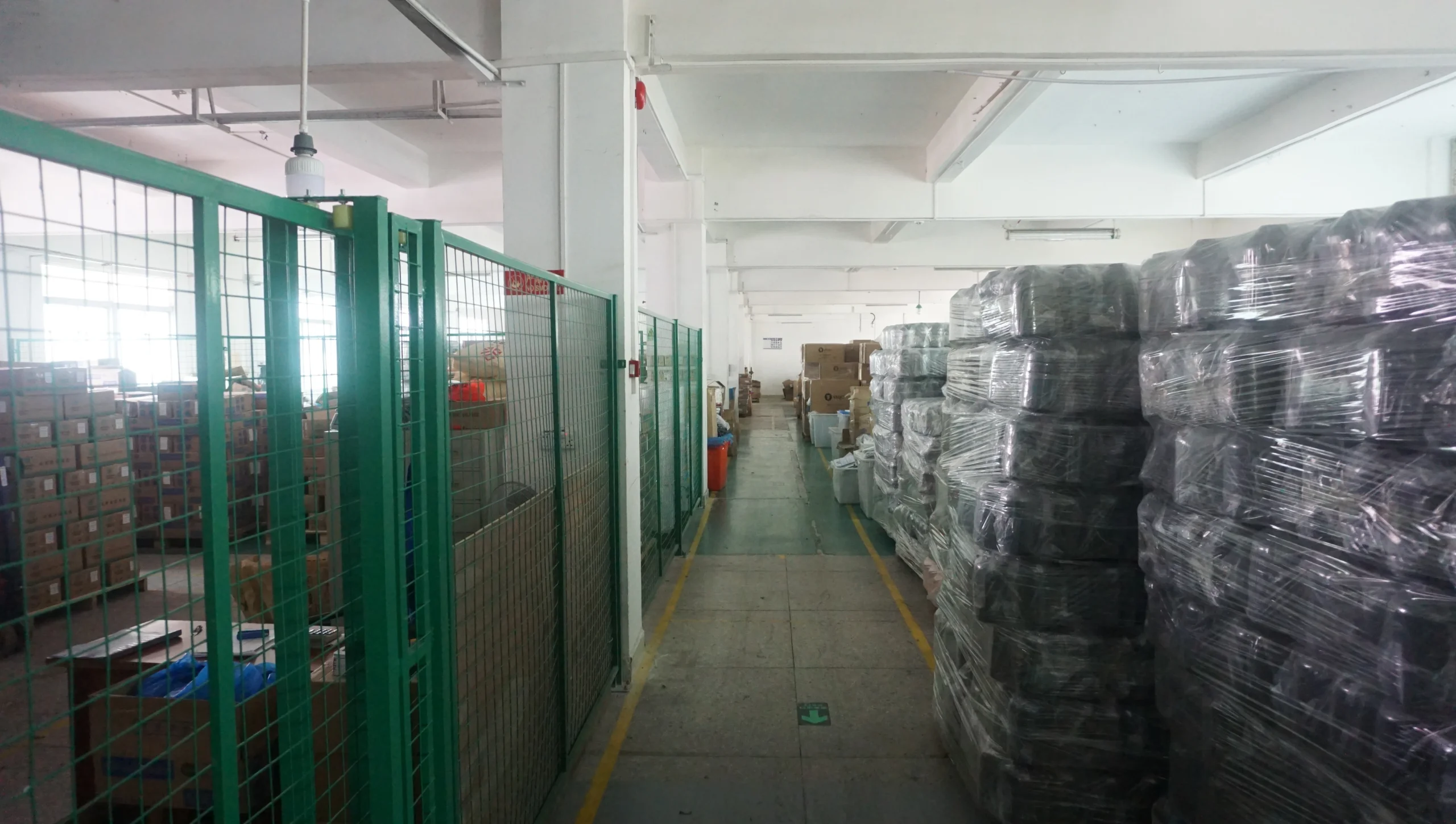 Yushineon team at Shanghai International Pet Supply Show engaging in live client negotiation